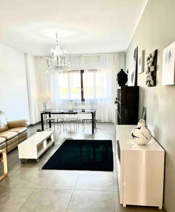 Sun-Kissed Seaside Retreat: Your Pescara Getaway Екстериор снимка